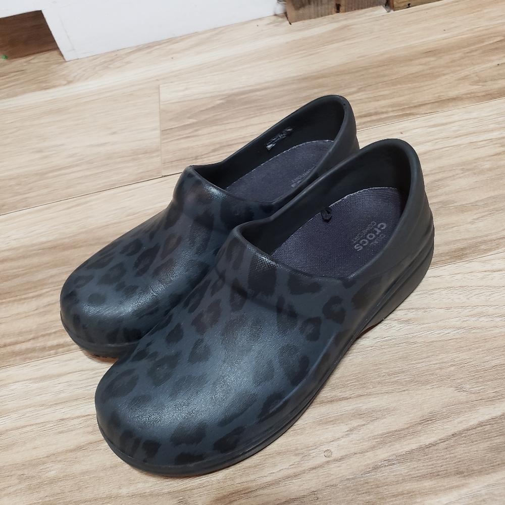 Crocs Clogs Women 8 New Condition Slip On Durable Black/grey Animal Print